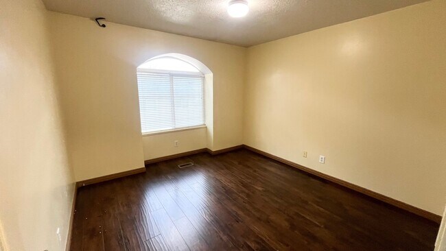 Foto del edificio - 4 bedroom/2.5 bathroom Townhome in West Jordan!