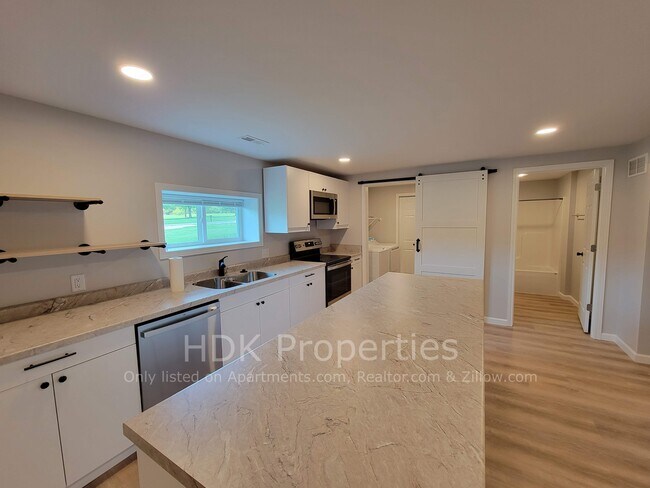 Cocina frente al lavadero y baño principal. - 1566 Sugar Grove Rd