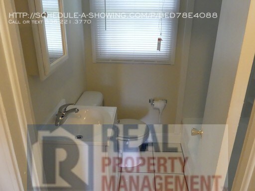 Building Photo - Move In Special! 2 Bedroom 1 Bath Bungalow
