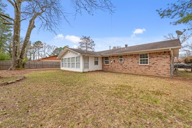 Building Photo - Nice 3 Bedroom 2 and a Half Bathroom House in Jacksonville, Arkansas