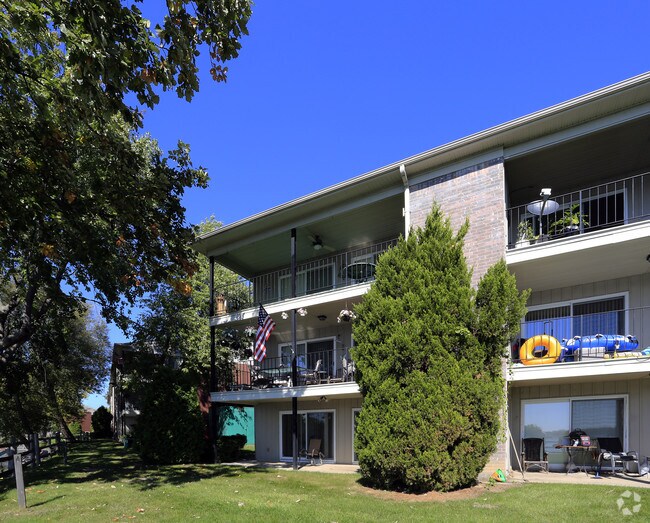 Cass Lake Shore Club Apartments Waterford, MI