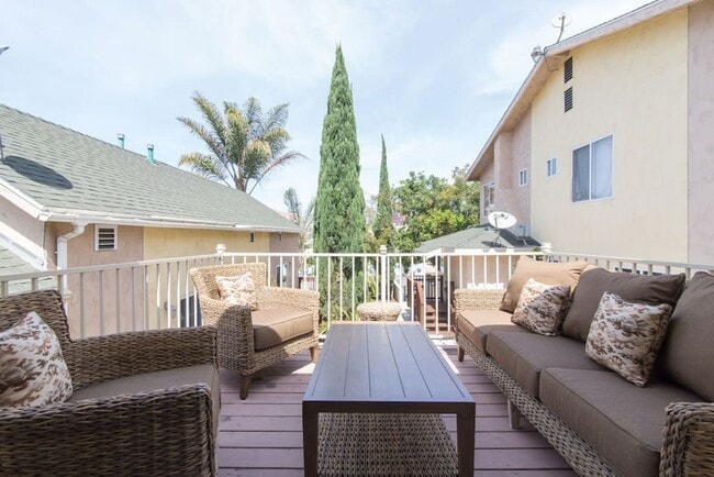 Building Photo - Stunning Duplex with Wrap Around Deck - Av...