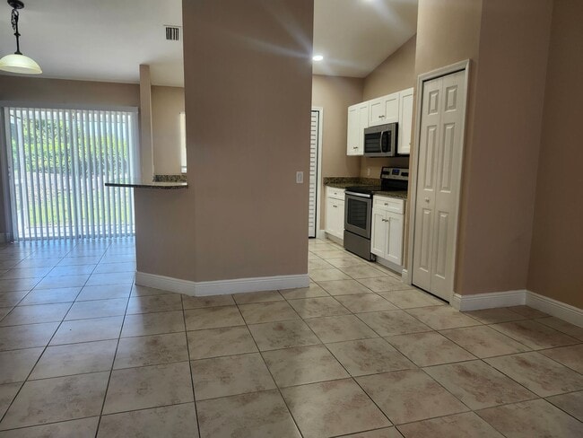 Building Photo - 217-219 Hightower Ave S