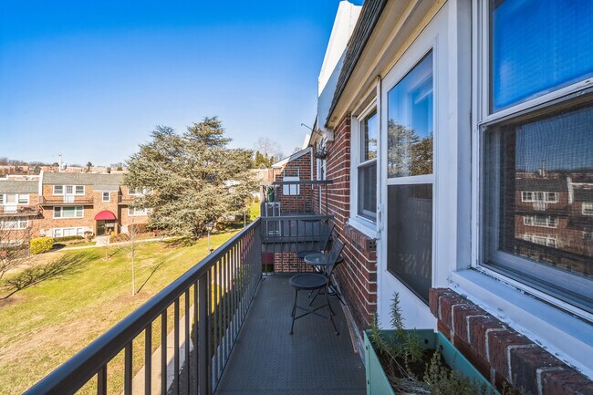 Private balcony - 6901 Valley Ave