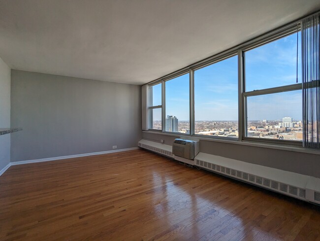 Building Photo - 5640 N Sheridan Rd
