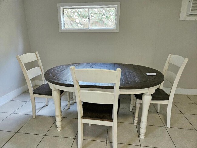 Foto del edificio - 2021 W Main St