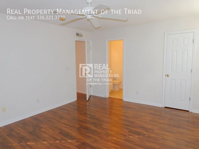 Building Photo - Upper Level 2BR/2BA Condo off Hartley Driv...