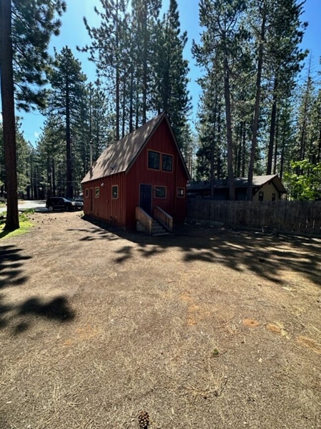 Foto del edificio - Little Red Cabin in Tahoe, single family H...