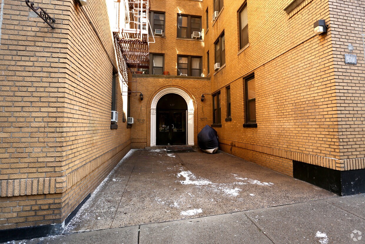 Foto del edificio - 427 W 51st St