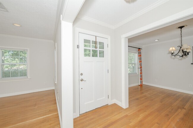 Building Photo - 709 Inwood Dr