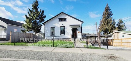 Building Photo - 3216 E Roosevelt Ave