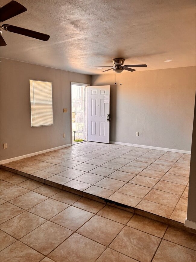 Building Photo - Cute 3 bedroom, 1 bath