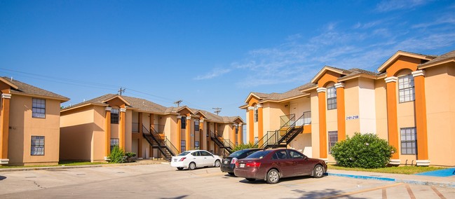 Building Photo - Villas Laredo Cantera