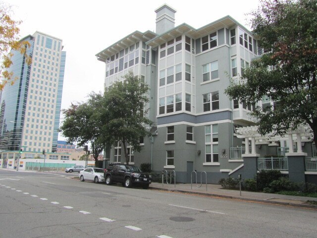 Foto principal - Downtown Oakland Secured access Condo with...
