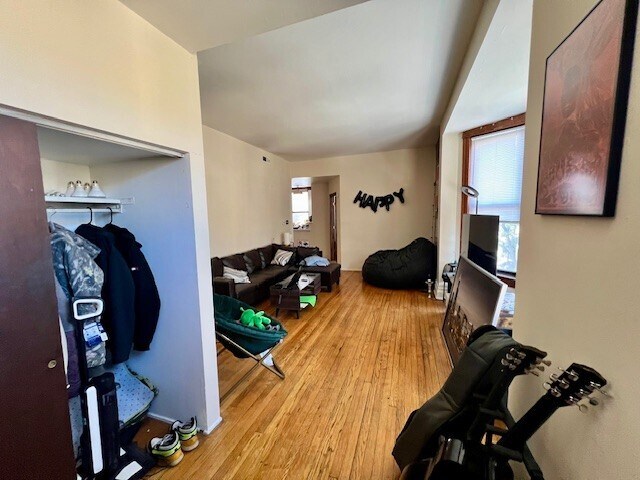 2845-3 Sala de estar - 2850 N. Clark Street Apartments