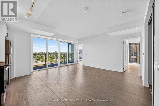 Photo du bâtiment - 4010 Eglinton Ave W