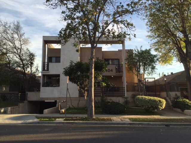 Exterior - 404 W Stocker St