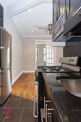 Foto del edificio - 309 E 8th St