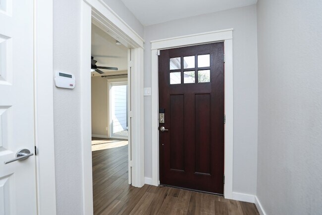 Foto del edificio - 2214 Holly Knoll St