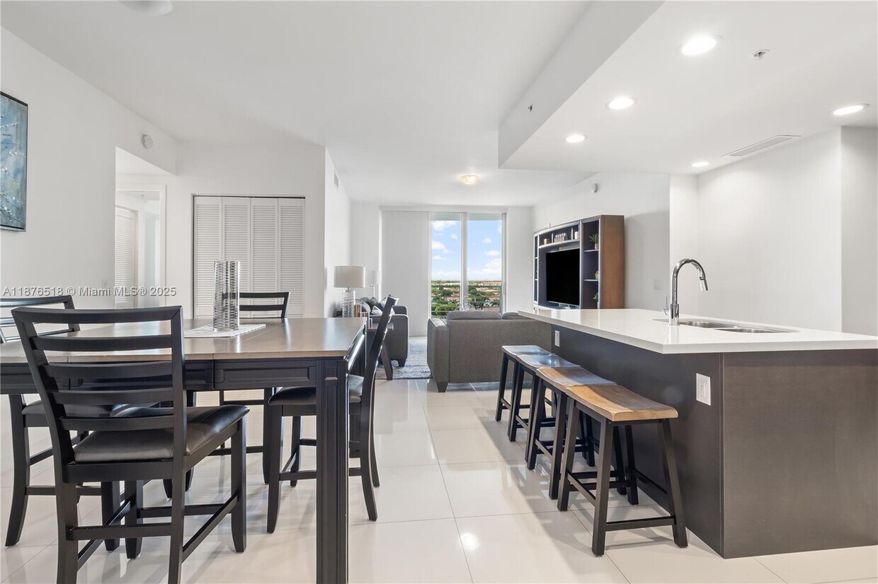 Foto principal - 7875 NW 107th Ave