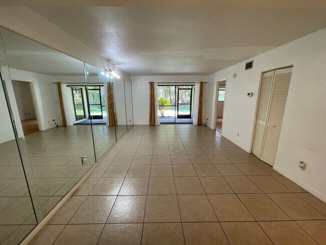 Foto del edificio - ANNUAL RENTAL - 2 BED / 2 BATH IN PINE HAVEN!