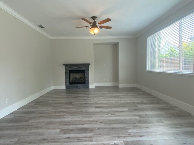 Building Photo - Immaculate home in W. Roseville!