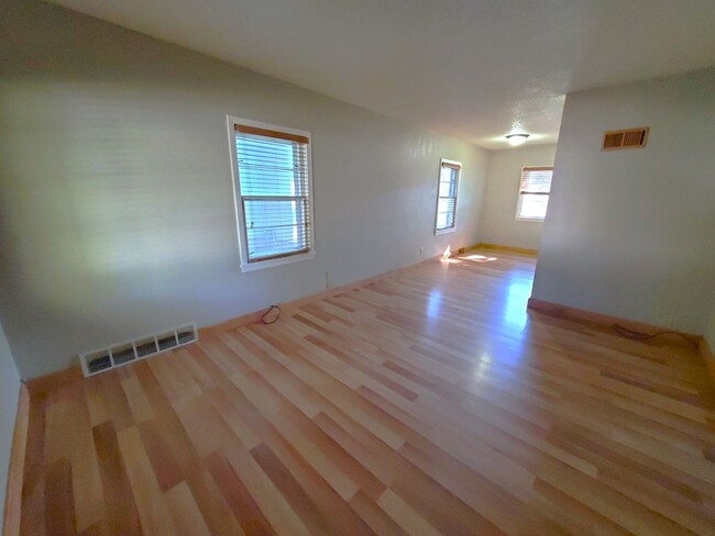 Building Photo - 1112-1114 BYRON AVE DUPLEX