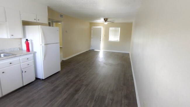 Foto del edificio - 905 N Main St