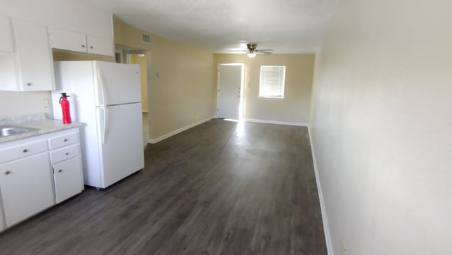 Building Photo - 905 N Main St