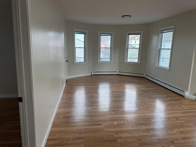Building Photo - 31 Linwood Ave