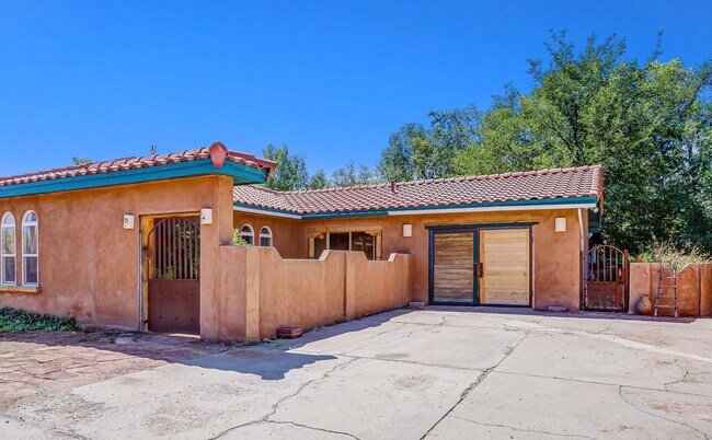 Private entrance/ garage - 2308 Headingly Ave NW