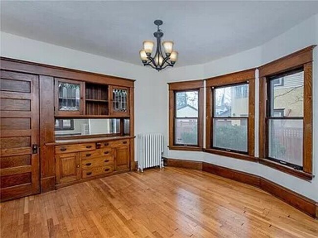 Foto del edificio - 5 Bedroom House Near Hamline University Available June 2026