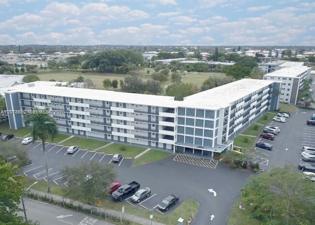 Building Photo - 950 Hillcrest Dr