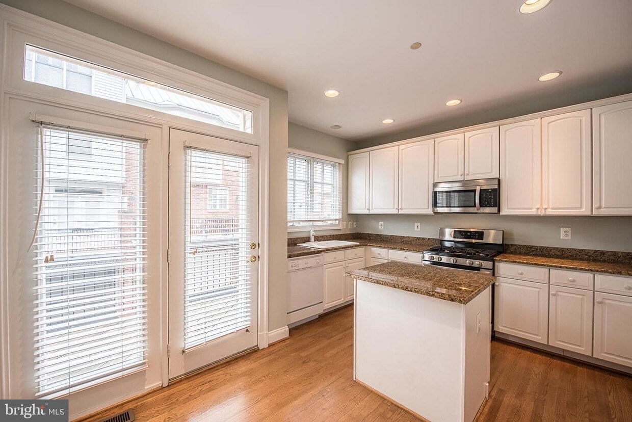 Foto principal - 713 Fords Landing Way