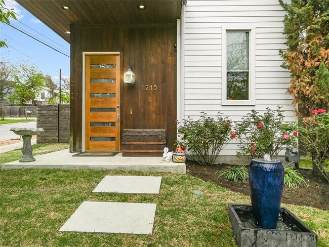 Foto del edificio - 1215 Maple Ave