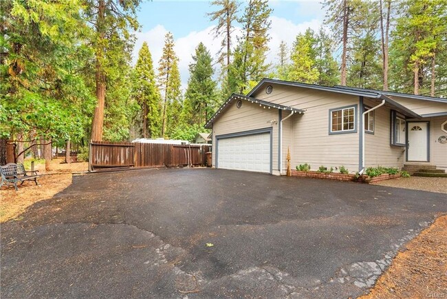 Building Photo - Great Home Among the Magalia Pine Trees!