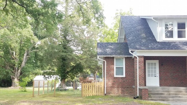 Building Photo - 943 S Crater Rd