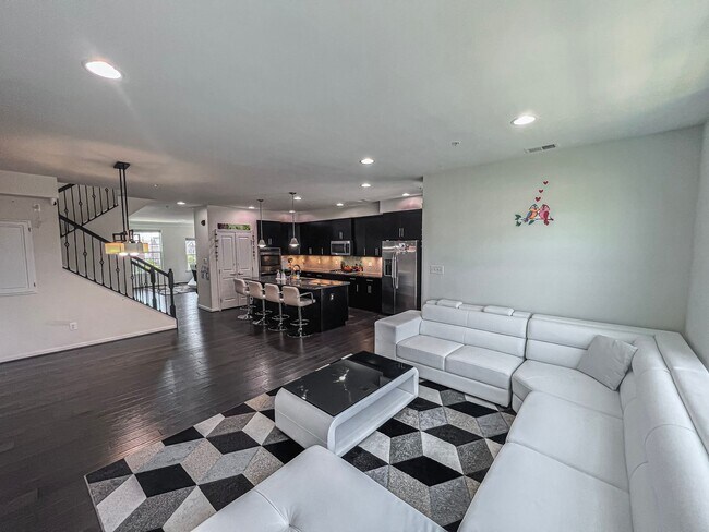 Foto del edificio - Stunning and Spacious 3 Bed, 2.5 Bath End-...