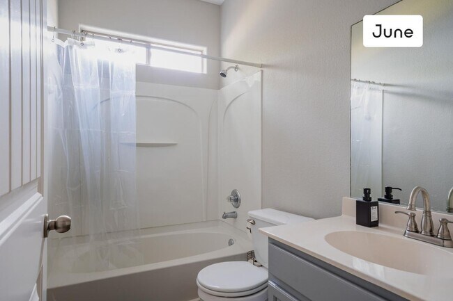 Foto del edificio - ROOM ONLY in 4-bed/3.0-bath Home