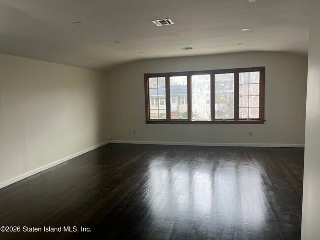 Foto del edificio - 576 Britton Ave