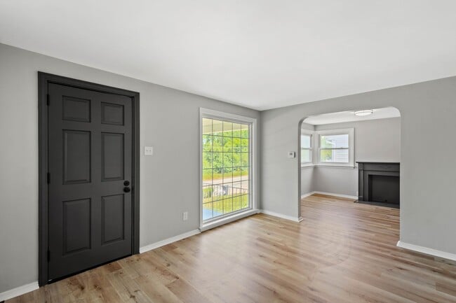 Building Photo - STUNNING TWO BEDROOM IN DRAVOSBURG!! COZY ...