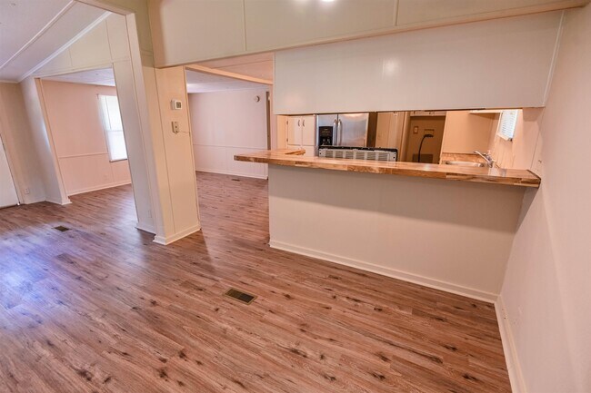 Building Photo - 10680 Mahan Dr