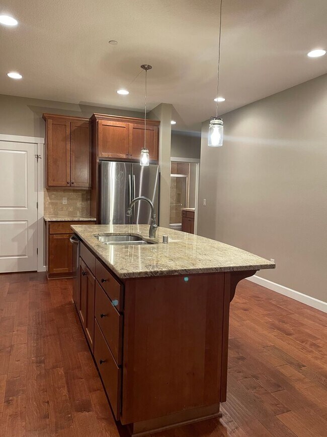 Foto del edificio - BEAUTIFUL LUXURY Style Townhouse with a gorgeous VIEW! Gated community in Camas! Top Rated Schools!