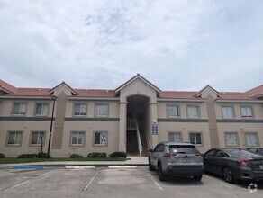 Building Photo - 1157 Golden Lakes Blvd