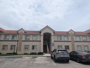 Building Photo - 1157 Golden Lakes Blvd
