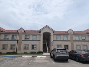 Building Photo - 1157 Golden Lakes Blvd