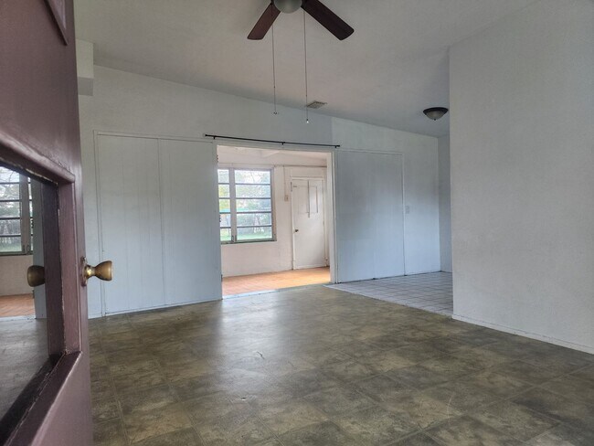 Building Photo - 2 Bedroom 1 Bath Single Family Home, Fence...