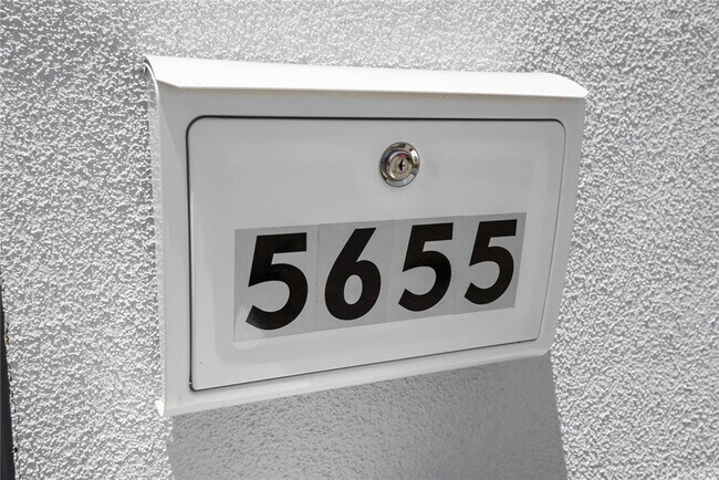 Foto del edificio - 5655 Tilden Ave