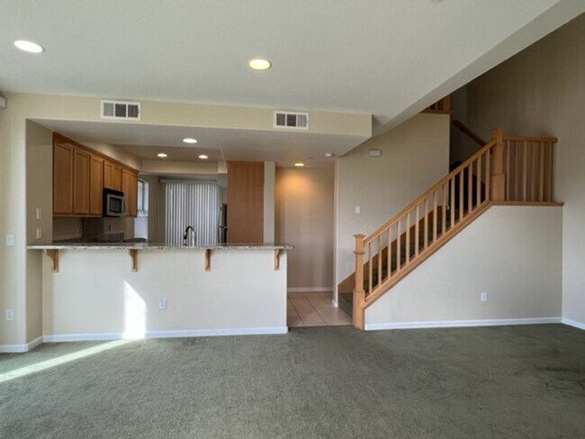 Building Photo - Immaculate 3 Bedroom 2.5 Bath Townhome Wit...