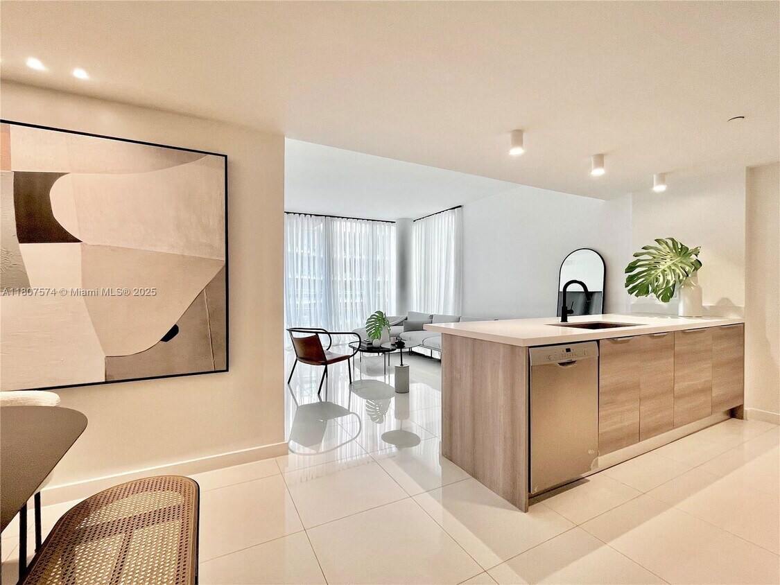 Foto principal - 990 W Bay Harbor Dr